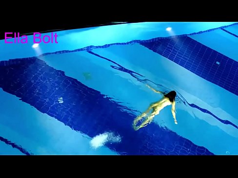 ❤️ Non podo deixar de mirar, unha moza loira que é sorprendida nadando espida na piscina do resort ELLA BOLT ❤ Super sexo na pornografía gl.my-hentai-gallery.ru ☑